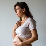 ventre gonflé sous la poitrine femme